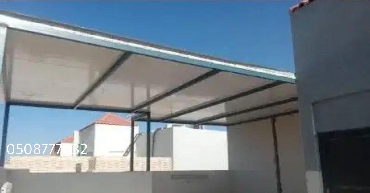 مظلة شينكو معدنية بتصميم حديث في حديقة منزلية